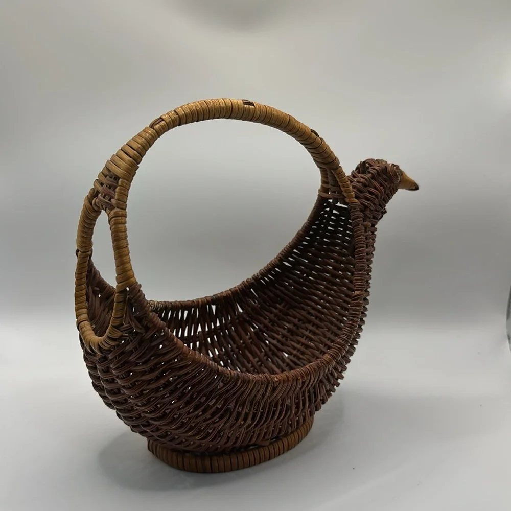 Vintage Rattan Wicker Basket Chicken Rooster Egg Handle Farmhouse 8.5x8.5”